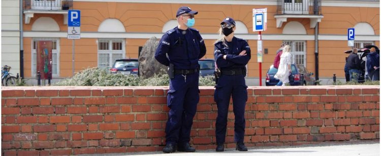 Jest problem z mandatami za maseczki. Chcą zaostrzenia obowiązku
