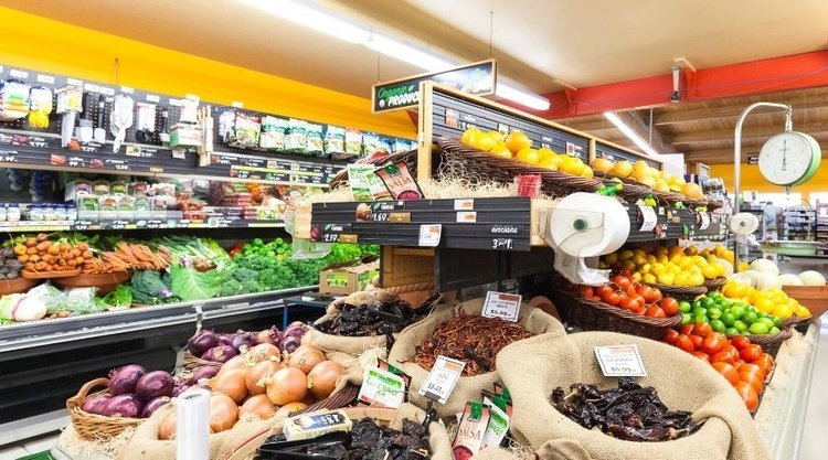 Godziny otwarcia sklepów spożywczych w Majówkę. Ważna informacja dla wszystkich klientów