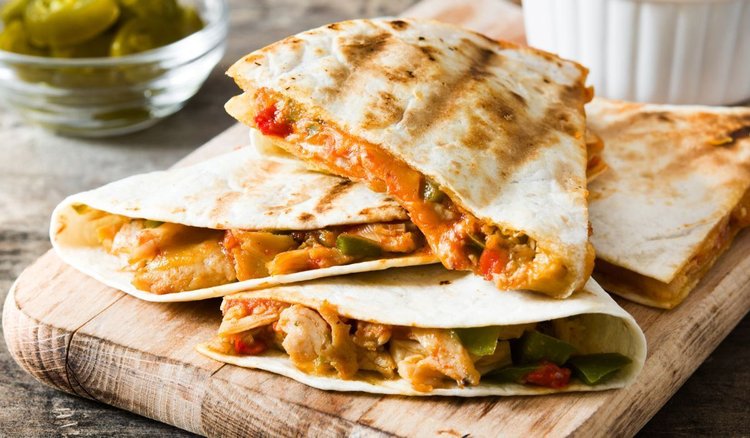 Quesadilla z kurczakiem. Szybka przekąska w meksykańskim stylu. Idealna na mecz