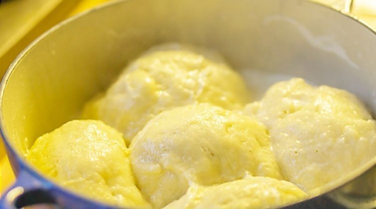 Babciny patent na niezapomniane kluski drożdżowe