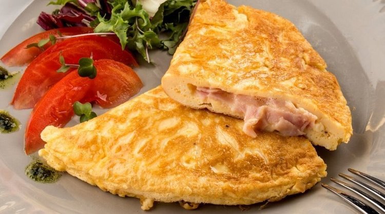 Przepis na puszysty omlet z serem i szynką