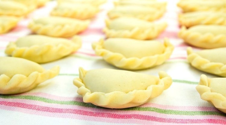 Dlaczego warto dodawać mleko i masło do ciasta na pierogi?