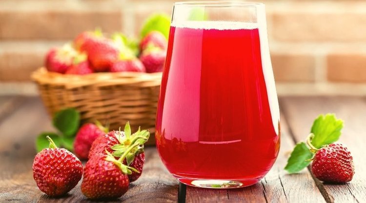 Jak zrobić sok z truskawek do słoików na zimę? Mamy najlepszy patent