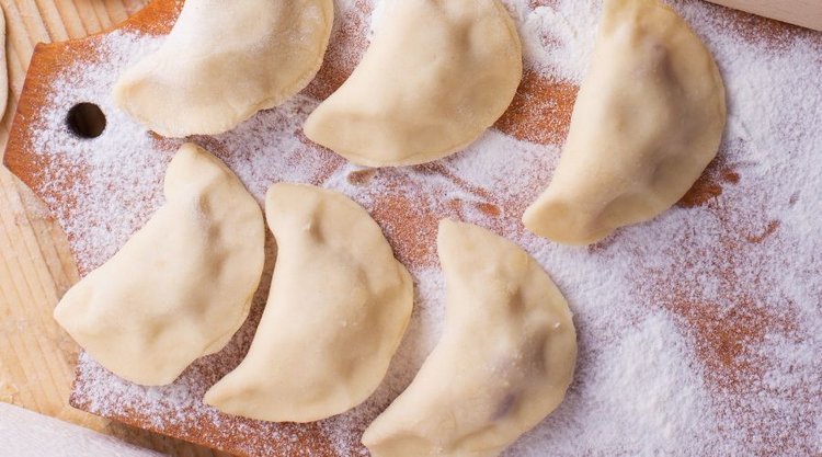 Wyjątkowe pierogi bez gotowania z jajecznym farszem. Palce lizać