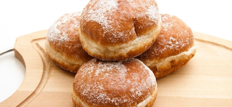 Prosty sposób na odświeżenie czerstwych pączków
