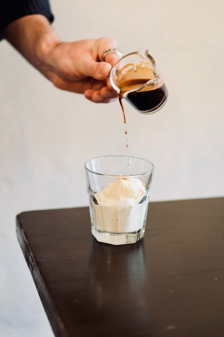 Cafe affogato, czyli deser i mocna kawa w jednym