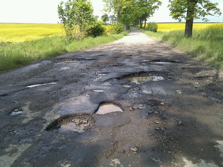 Drogi w Polsce w fatalnym stanie. Aż 37 proc. potrzebuje pilnego remontu
