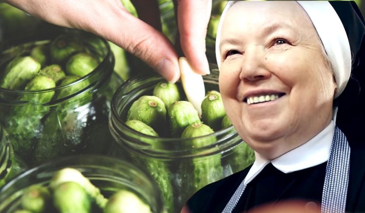 Siostra Anastazja wyjawiła przepis na ogórki kiszone. Ma złotą zasadę