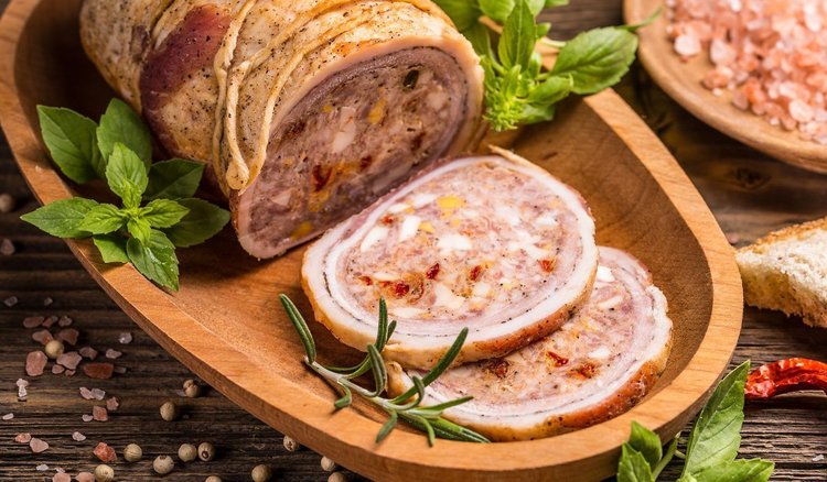 Kuroń pokazał, jak robi roladę z boczku. Pieczony specjał syci i zachwyca smakiem 