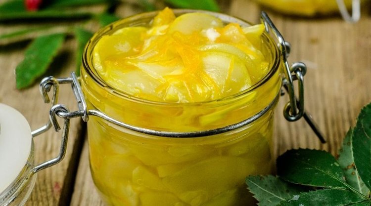 Zachwycający przepis na marynowaną cukinię. Smakuje jak ananas