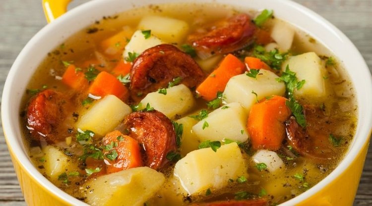 Zupa ziemniaczana z kiełbasą. Pomysł na tani obiad