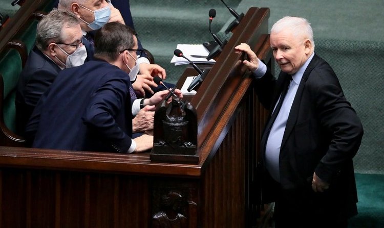 Nepotyzm zwalczany przez nową uchwałę PiS. Ale wyjątek w zapisie skreśla całe prawo 
