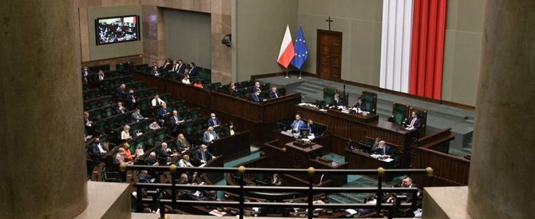 Sondaż parlamentarny. Tylko trzy partie w Sejmie, rośnie przepaść