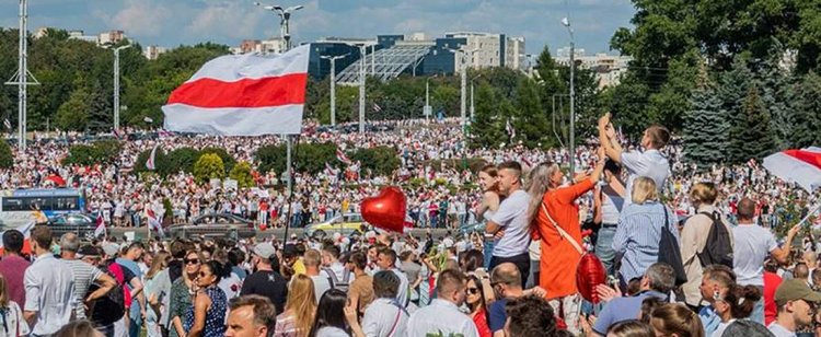 Tłumy w Mińsku, ludzie masowo wyszli na ulice w 66. urodziny Łukaszenki. Nie mają jednak nastroju na życzenia