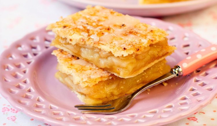 Najprostsza na świecie szarlotka bez pieczenia. Deser, który pokocha każdy smakosz