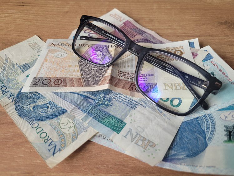 Dopłata do okularów dla pracownika. Pod pewnymi warunkami można dostać nawet 300 złotych