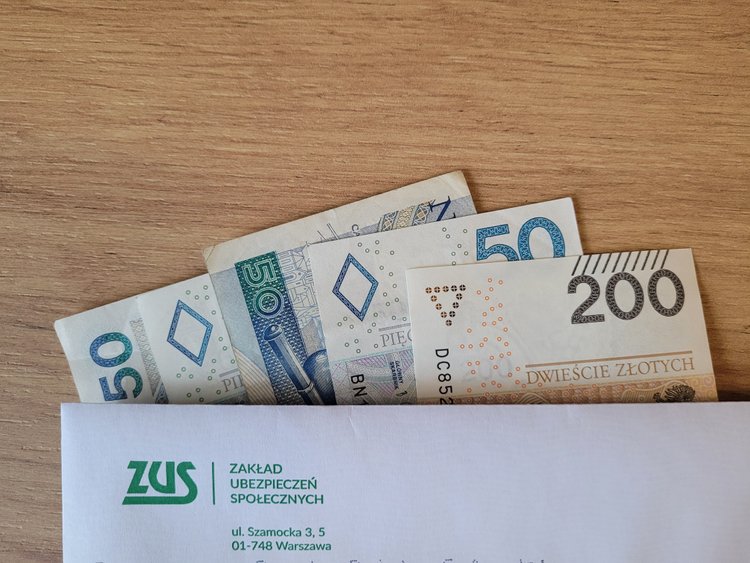 Zasiłek chorobowy z ZUS. Nie warto zwlekać ze złożeniem wniosku