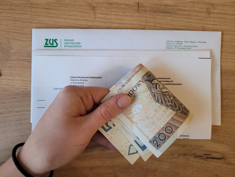 Czy dorosłe dziecko może domagać się od rodziców zwrotu pieniędzy z 500 plus? Prawo wskazuje jasno