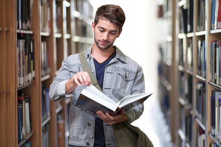 Student na umowie zlecenie a składki ZUS – kim jest osoba studenta? Kto nim nie jest?