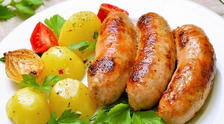 Polska, biała kiełbasa z piekarnika z cebulką - prosty przepis