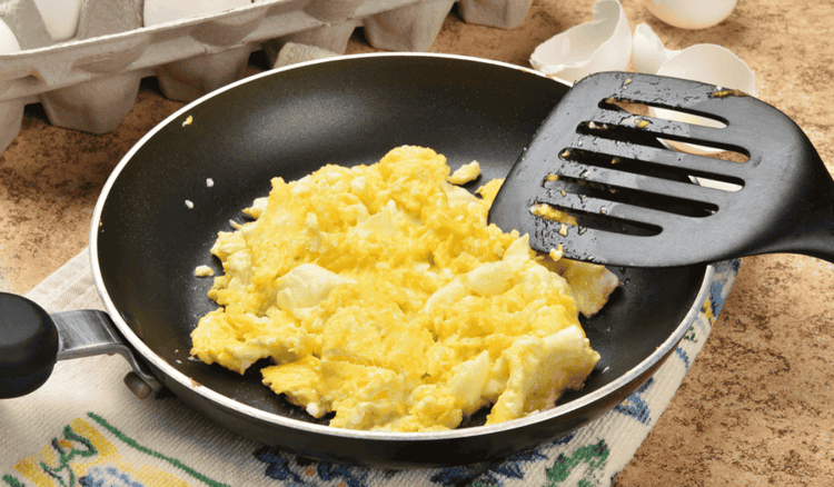 Aksamitna jajecznica po francusku. Sekret tkwi w zaskakującym dodatku