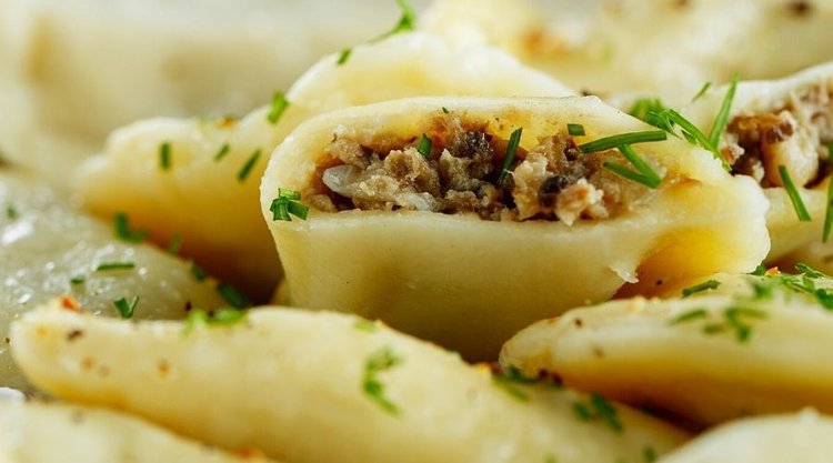 Przepis na pierogi kurpiowskie z grzybowo-orzechowym farszem