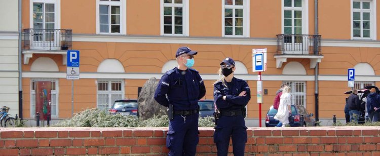 Pandemia szaleje a Polacy nadal swoje. Policja zapowiada częstsze kontrole