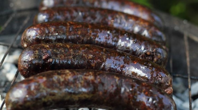 1 maja - Ogólnopolskie Święto Kaszanki. Jak dobrze grillować kultowy specjał?