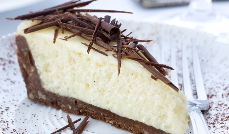 Aksamitny sernik na ciasteczkowym spodzie. Jego smak podkręcają 2 dodatki