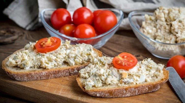 Przepyszna pasta z makreli z ogórkiem kiszonym i cebulą