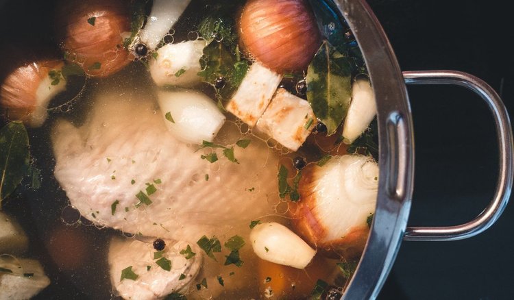 Nienawidzisz kawałków rozgotowanej cebuli w rosole? Prosty trik rozwiąże Twój problem raz na zawsze