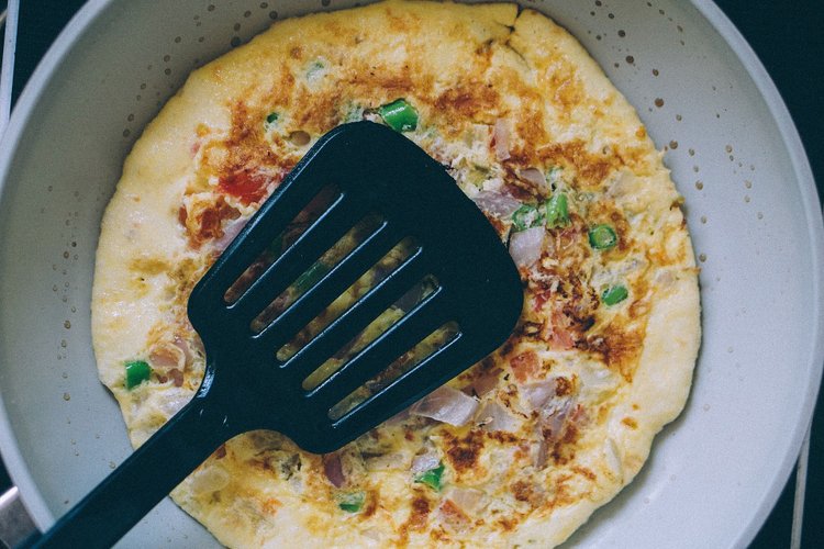 Frittata ze szpinakiem, pomidorami i serem - innowacja w Twoim śniadaniu