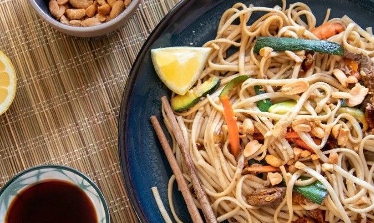 Stir-fry z wołowiną i makaronem ryżowym