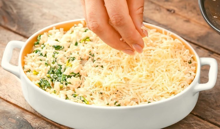 Pomysł na tani obiad - zapiekanka ryżowa z jajkiem i pieczarkami