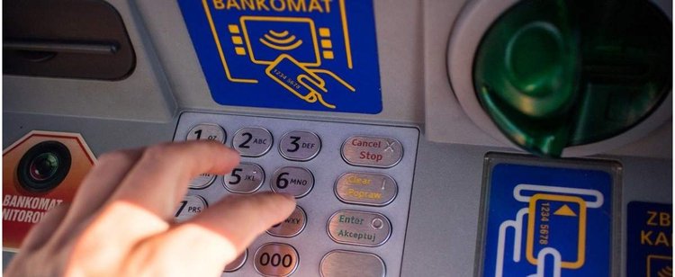 Na weekend przerwy w bankach. Klienci jednego z nich nie skorzystają z bankomatu