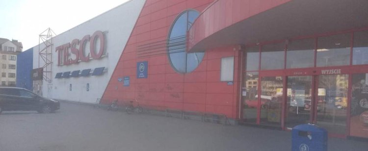 Placówki Tesco nie znikną tak szybko. Sieć zdradziła nam swoje plany