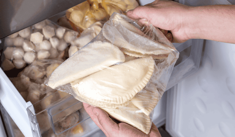 Mrozisz surowe. czy ugotowane pierogi? Wiemy, jaki sposób jest najlepszy