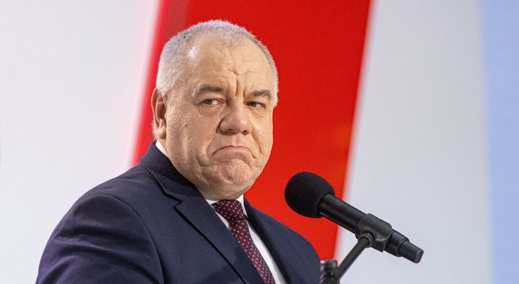 Sasin o cenach paliw: Wciąż jedne z najniższych w UE. Sprawdzamy te dane z raportem Weekly Oil Bulletin