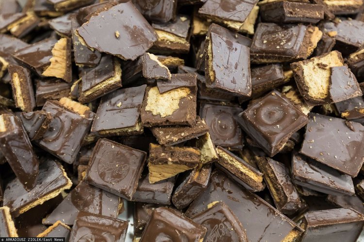 Na czekoladzie pojawił się biały nalot? Miej świadomość co oznacza