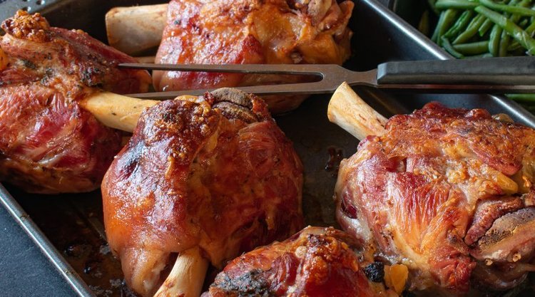 Bajecznie soczysta golonka Jakuba Kuronia. Nikt nie robi delikatniejszej i smaczniejszej