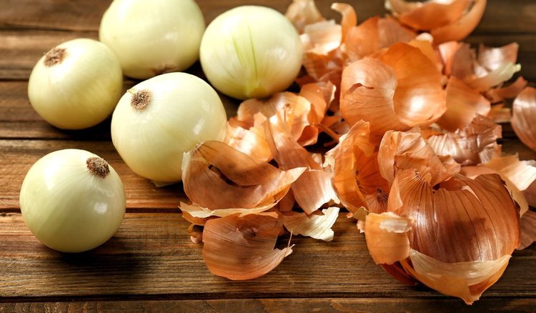 Co robisz z łupinami cebuli? 1 trik podbił całą sieć 
