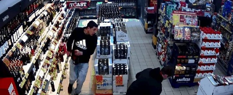 We dwóch weszli do sklepu Biedronki, nikt nie przypuszczał jakie zrobią rzeczy. Kamery monitoringu wszystko nagrały