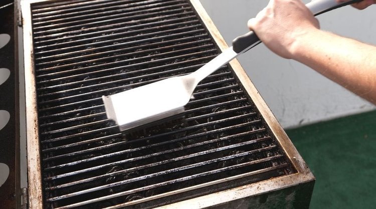 Jak czyścić ruszt grilla? Sekretem sukcesu jest 1 powszechny produkt