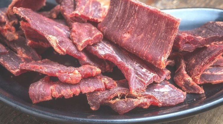 Domowa suszona wołowina, czyli „beef jerky". Jak zrobić ją samodzielnie w domu?