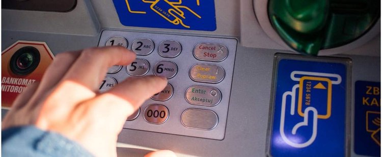Przy bankomacie może Cię czekać spora niespodzianka. I niestety nie należy do najprzyjemniejszych