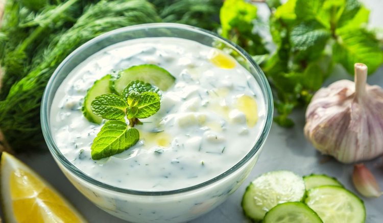 Przepis na orzeźwiający sos tzatziki z ogórkiem kiszonym. Idealny na upały