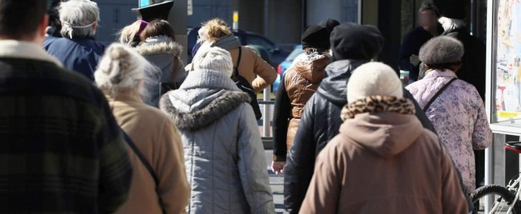 Godziny dla seniorów do odwołania? Stanowisko rządu mocno w nie uderza