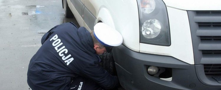 Mandat dostaniesz teraz nawet za najbardziej absurdalne wykroczenia. Wiadomo już co grozi kierowcom