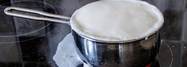 Jak gotować mleko się, żeby się nie przypaliło i nie przywierało?