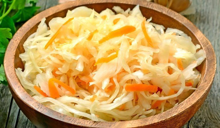 Tradycyjna, babcina surówka z kiszonej kapusty. Absolutny, niezawodny klasyk